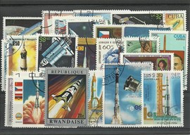 Lot de 25 timbres thematique "Fusées"